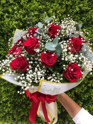 BUQUÊ COM 12 ROSAS