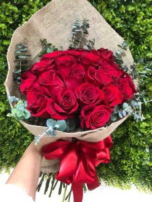 BUQUÊ 30 ROSAS ROMANTICO.