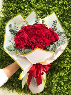 BUQUÊ 24 ROSAS ELOGIOS DE AMOR