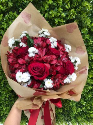 BUQUÊ LINDAS ROSAS E ASTROMELIAS